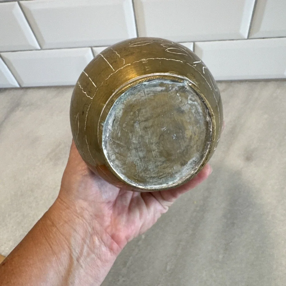 M-VINTAGE BRASS ETCHED CHINESE DRAGON 7 INCH VASE‎